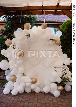 Elegant Balloon Arch with White Feathers and Gold Accents for Celebratory Events Elegant Balloon Arch with White Feathers and Gold Accents for Celebratory Events 119464383