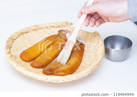 Making dried mullet roe: Apply shochu and let dry Making dried mullet roe: Apply shochu and let dry 119464949