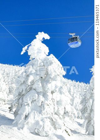山形藏王滑雪場：索道和冰霜覆蓋的田野的壯麗景色 119465371