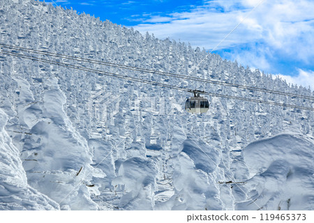 山形藏王滑雪場：索道和冰霜覆蓋的田野的壯麗景色 119465373