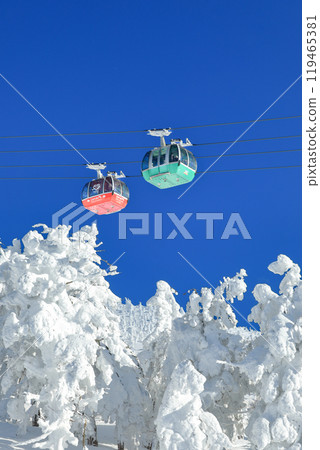 山形藏王滑雪場：索道和冰霜覆蓋的田野的壯麗景色 119465381