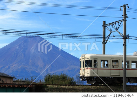 世界遺產富士山電鐵1000列車以富士山為背景悠閒地行駛_拍攝於2024年10月19日 119465464