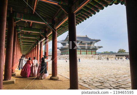 遊客穿著韓服在首爾景福宮拍照留念 119465595
