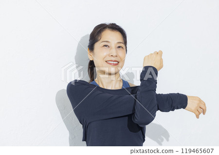 50多歲的女人伸展運動 119465607