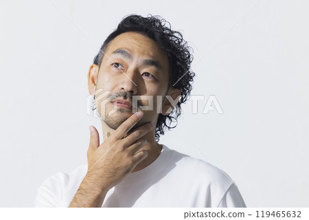 穿著白色T恤的中年男子 119465632