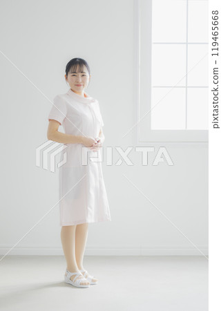 微笑的年輕護士女人 119465668