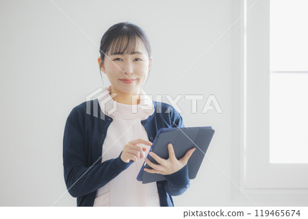 微笑的年輕護士女人 微笑的年輕護士女人 119465674