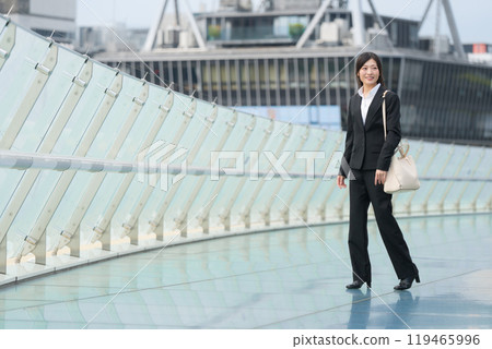 Business woman walking in the city 119465996