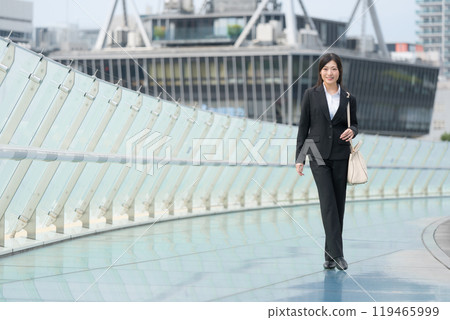 走在城市裡的女商人 119465999