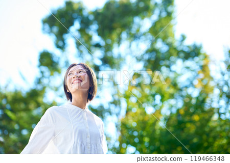 美好的一天，綠樹叢中微笑的女人 119466348