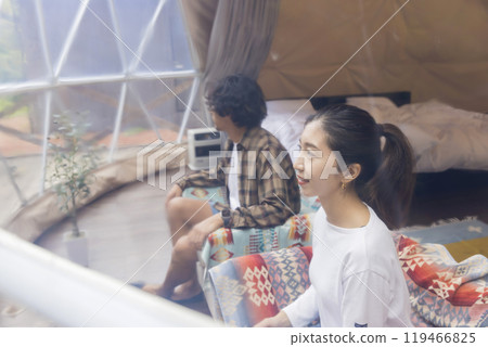 一對夫婦在豪華露營設施中放鬆身心 一對夫婦在豪華露營設施中放鬆身心 119466825