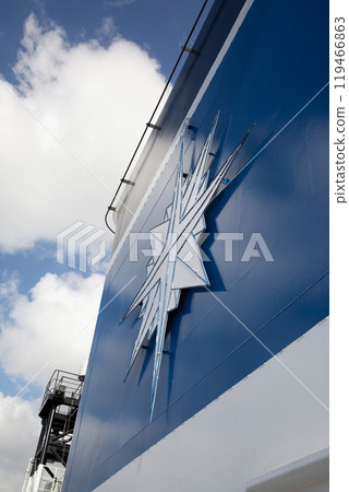 天空中漂浮的雲彩和日本海岸警衛隊的標誌 119466863