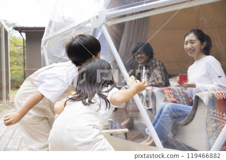 豪華露營圖片：父母和孩子透過圓頂帳篷的窗戶交流 119466882