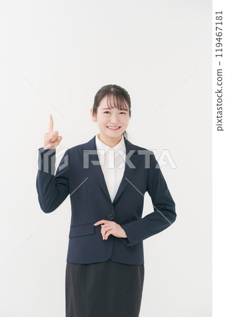 一個20多歲的女人舉起食指 一個20多歲的女人舉起食指 119467181