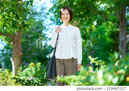 一個女人在綠地裡行走 一個女人在綠地裡行走 119467227