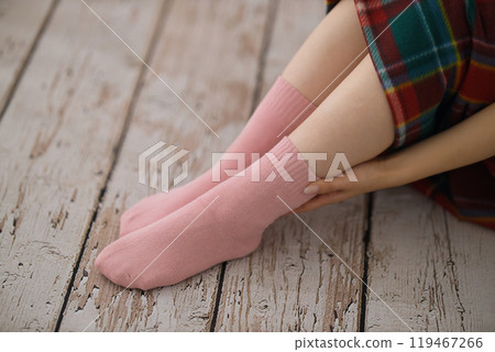 穿著襪子的年輕女子的腳 穿著襪子的年輕女子的腳 119467266