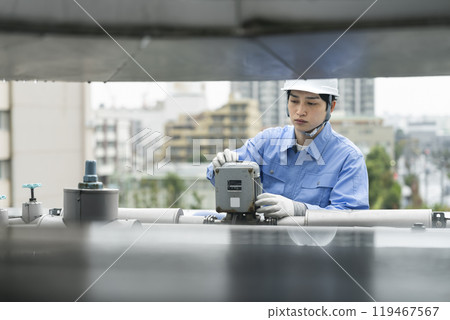 工人檢查給排水設備的建築管理形象 119467567