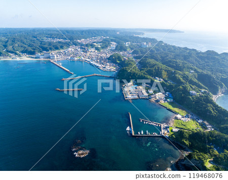 夏季的勝浦漁港（千葉縣勝浦市） 119468076
