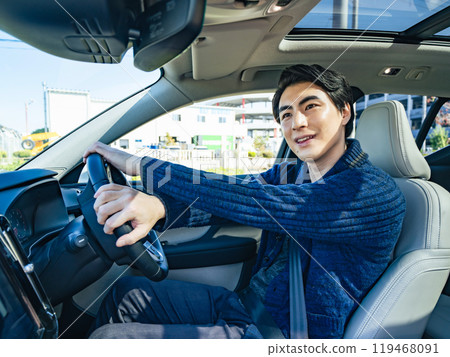 男司機微笑開車的車內場景 119468091
