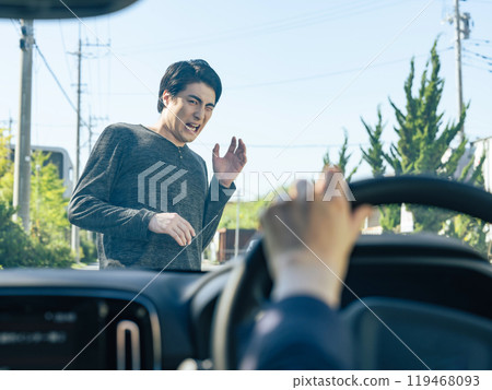 男子即將被車撞 男子即將被車撞 119468093