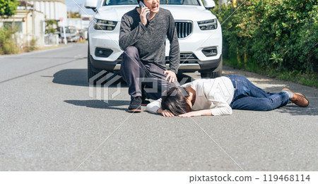 一名司機因用智慧型手機報告事故而引發交通事故並陷入恐慌 一名司機因用智慧型手機報告事故而引發交通事故並陷入恐慌 119468114