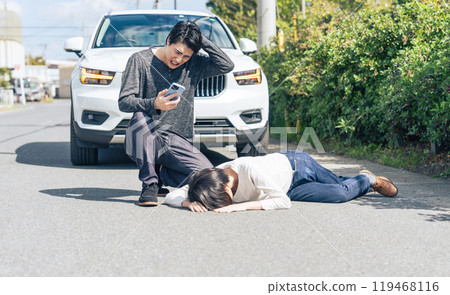 A driver who has caused a traffic accident and hastily reports it on his smartphone 119468116