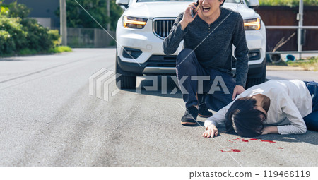 A driver who reports a traffic accident by smartphone 119468119