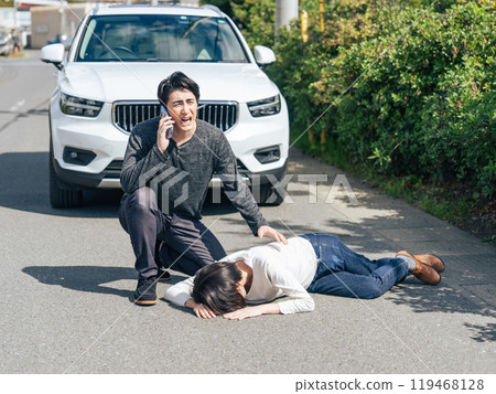 A driver who has caused a traffic accident and hastily reports it on his smartphone 119468128