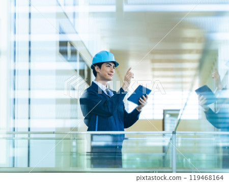 一名男工人使用平板電腦檢查建築物 119468164