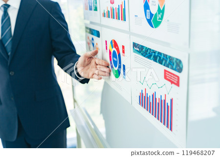 Male business person giving a lecture at a seminar 119468207