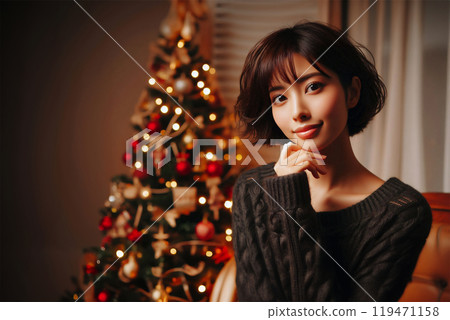 Japanese women spending Christmas 119471158