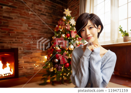 Japanese women spending Christmas 119471159