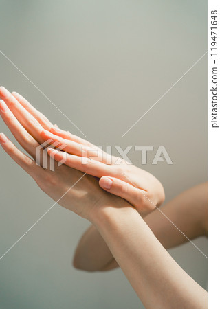 年輕女性的手部護理 119471648