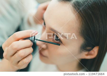 Professional makeup techniques 119471664