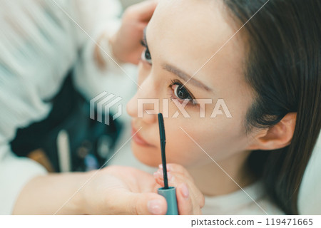 Professional makeup techniques 119471665