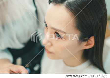 Professional makeup techniques 119471666