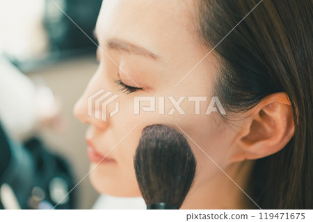Professional makeup techniques 119471675