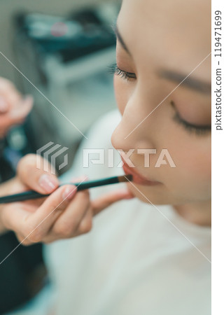Professional makeup techniques 119471699