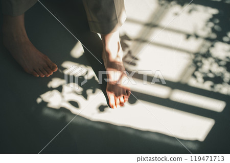 Living barefoot Living barefoot 119471713