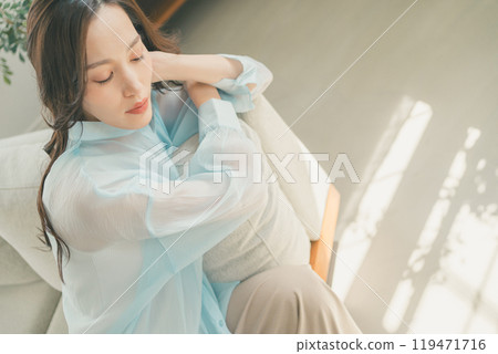 A housewife taking a nap in the living room 119471716