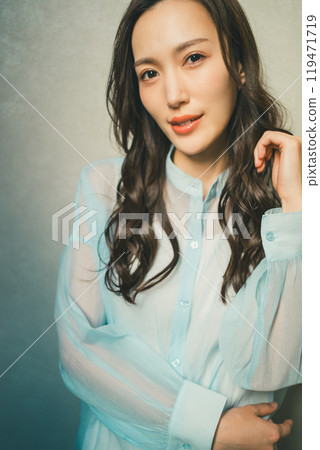 長黑髮的年輕女子 119471719