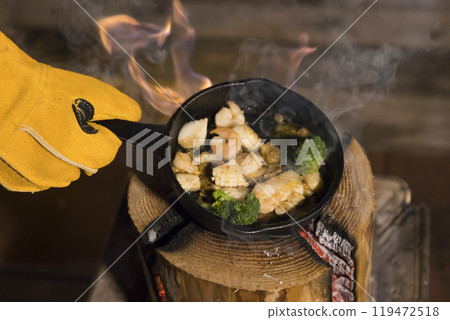 Man making ajillo with a Swedish torch 119472518