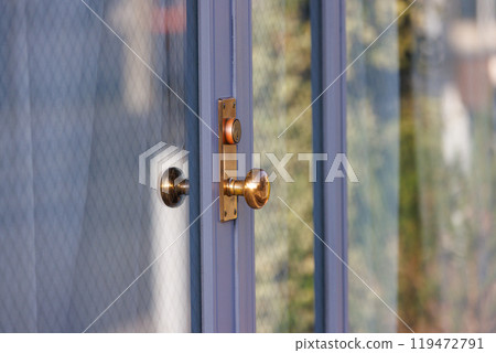 Gold handle on the shop door 119472791