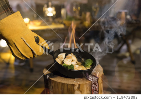 一名男子拿著瑞典火炬做 Ajillo 一名男子拿著瑞典火炬做 Ajillo 119472892