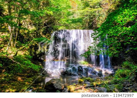 瀑布被綠樹環繞 119472997