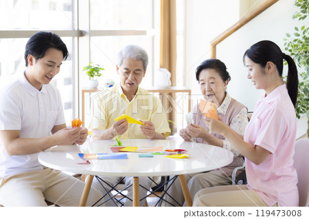 護理形象:老年人和照顧者折疊摺紙 護理形象:老年人和照顧者折疊摺紙 119473008