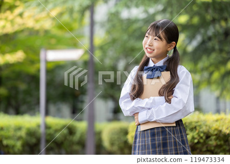 穿著制服的微笑女學生 穿著制服的微笑女學生 119473334