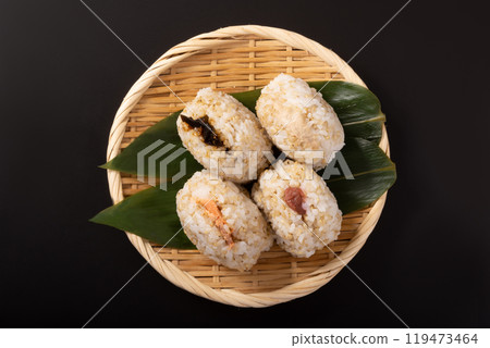 大麥飯糰(鮭魚、海帶、李子、鮪魚蛋黃醬) 大麥飯糰(鮭魚、海帶、李子、鮪魚蛋黃醬) 119473464