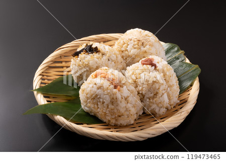 大麥飯糰（鮭魚、海帶、李子、鮪魚蛋黃醬） 119473465