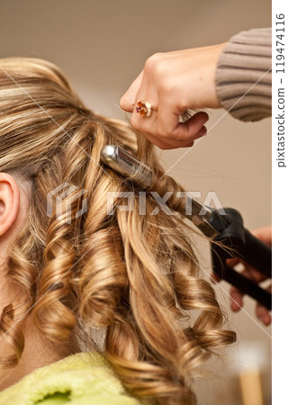 Discover the Professional Techniques for Curling Hair to Achieve Stunning and Beautiful Styles 119474116